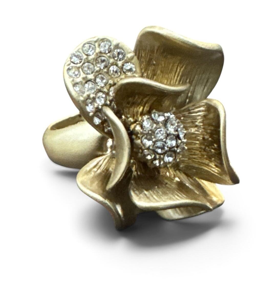 SPRING STREET GOLD TONE FLOWER ADJUSTABLE RING CLEAR RHINESTONE SIZE 6-8 NWT